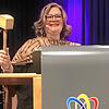 Susanne Kalopek mit Auktionshammer in Aktion.