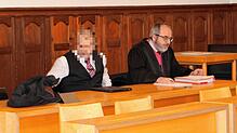 Schwieriger Nachbar vor Gericht: Der Klageführer und sein Anwalt Rainer Gilot vor dem Landgericht Rottweil.