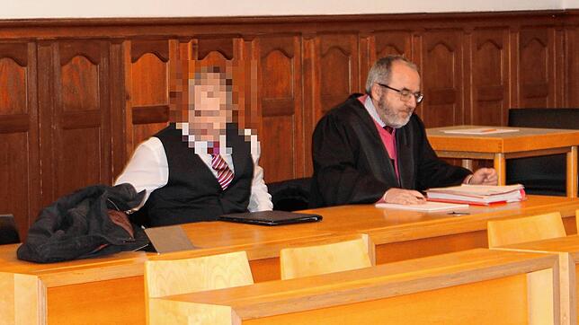 Schwieriger Nachbar vor Gericht: Der Klageführer und sein Anwalt Rainer Gilot vor dem Landgericht Rottweil.
