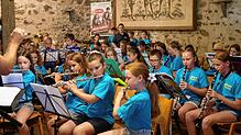 Etwa 50 Kinder des Jugendblasorchester Fresh Wind (frischer Wind) begeisterten beim Burgfestival unter Leitung von Arpad Fodor die ...