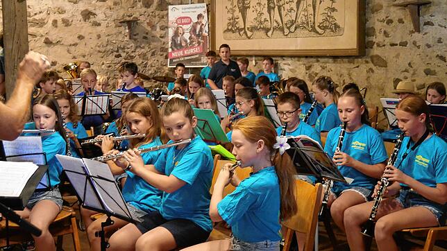 Etwa 50 Kinder des Jugendblasorchester Fresh Wind (frischer Wind) begeisterten beim Burgfestival unter Leitung von Arpad Fodor die ...