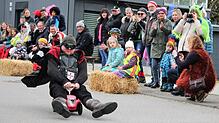 Trubehüeter-Präsident Tobias Müller rast beim Kärrelerennen auf einem echten Klassiker den Berg hinunter: auf einem Bobbycar.