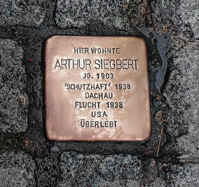 Nach der Reinigung: Der Stolperstein für Arthur Siegbert glänzt wieder und die Schrift ist wieder deutlich lesbar.