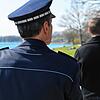 Ein Polizeibeamter bei einer Kontrolle am Radolfzeller Seeufer, aufgenommen im Jahr 2020 (Archivbild).