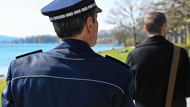 Ein Polizeibeamter bei einer Kontrolle am Radolfzeller Seeufer, aufgenommen im Jahr 2020 (Archivbild).