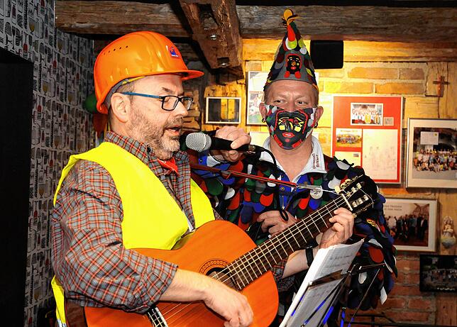 Pfarrer und Ministrant: Uli Hund (links) und sein Mikrofonhalter Uwe Schulz.