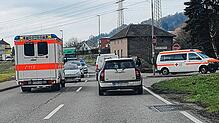 Rettungswagen stehen an der Unfallstelle in der Liedermatte in Waldshut-Tiengen.