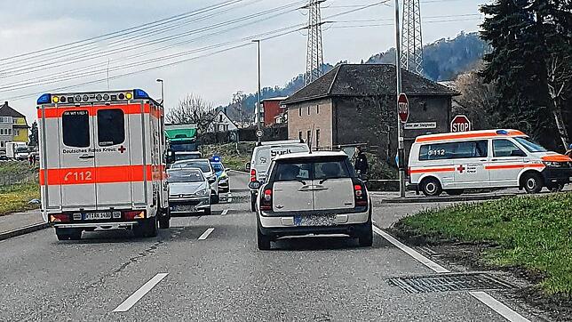 Rettungswagen stehen an der Unfallstelle in der Liedermatte in Waldshut-Tiengen.