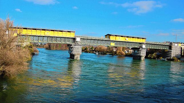 Die Sanierungsarbeiten auf der historischen Eisenbahnbrücke zwischen Waldshut und Koblenz laufen, doch die Wiedereröffnung verzögert ...