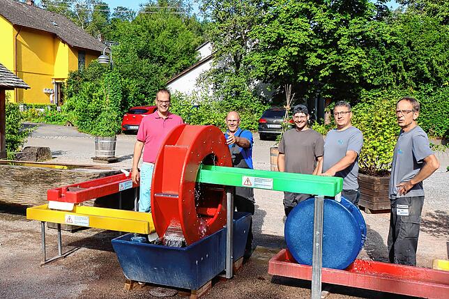 Das Wasserspielgerät des Pop-up-Spielplatz auf dem Mühlenplatz stand früher im Hallenbad Aqualino. Bürgermeister Andreas Braun (von ...