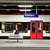 (Archivbild) Polizeibeamte kontrollieren am Donnerstagabend, 12. Dezember, einen Mann am Konstanzer Bahnhof. Zuvor hatte er gegen einen ...