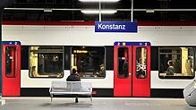 (Archivbild) Polizeibeamte kontrollieren am Donnerstagabend, 12. Dezember, einen Mann am Konstanzer Bahnhof. Zuvor hatte er gegen einen ...