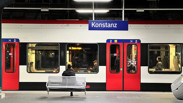 (Archivbild) Polizeibeamte kontrollieren am Donnerstagabend, 12. Dezember, einen Mann am Konstanzer Bahnhof. Zuvor hatte er gegen einen ...