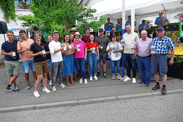 Bild 13: Dieses Straßenfest lockt die Menschen in Scharen an