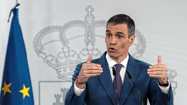 Der Regierungspräsident Pedro Sánchez tritt im Moncloa-Palast vor die Medien. Am 28. April 2025 war es in Spanien und in Portugal zu ...