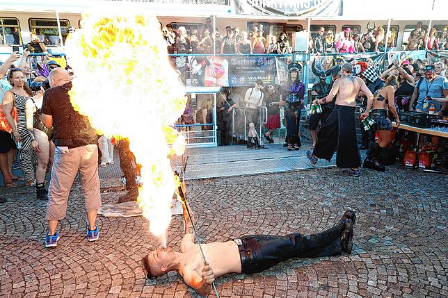 Bild 21: Lack, Leder, Latex! Dieses Spektakel bieten die BDSM-Fans im Konstanzer Hafen
