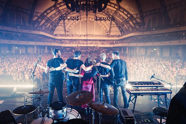 Mit Alice Merton hier in Frankfurt als Vorband von Philipp Poisel auf der Bühne: Alex Broschek (links) bestreitet im Juni beim ...