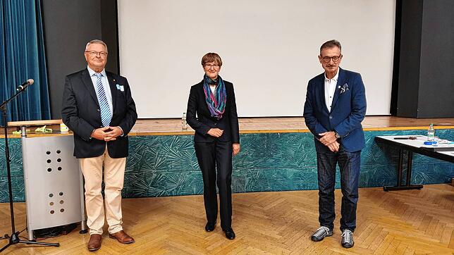 Iris Beuerle überreichte an Berthold Restle (links) die Goldene Ehrennadel und an Siegfired Endres die Silberne Verdienstmedaille des ...