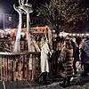 Besucher an der Überlinger Eisbahn genießen den Abend mit Punsch und Glühwein. Zutritt gibt es nur für Geimpfte und Genesene (2G).
