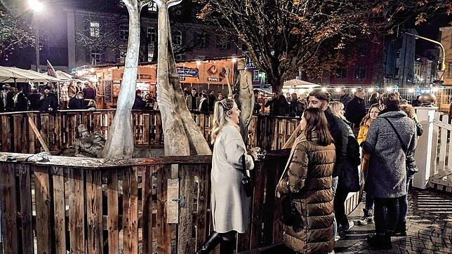 Besucher an der Überlinger Eisbahn genießen den Abend mit Punsch und Glühwein. Zutritt gibt es nur für Geimpfte und Genesene (2G).