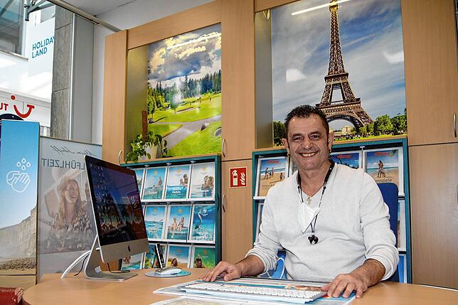 Murat Gören freut sich in seinem Reisebüro Holiday Land in der Buchhornpassage, dass die Häfler wieder Lust auf Meer und Sonne haben.