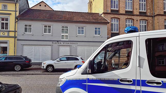 Ein Polizeifahrzeugt steht vor dem „Flieder Volkshaus“ der NPD, das von der Polizei durchsucht wurde.