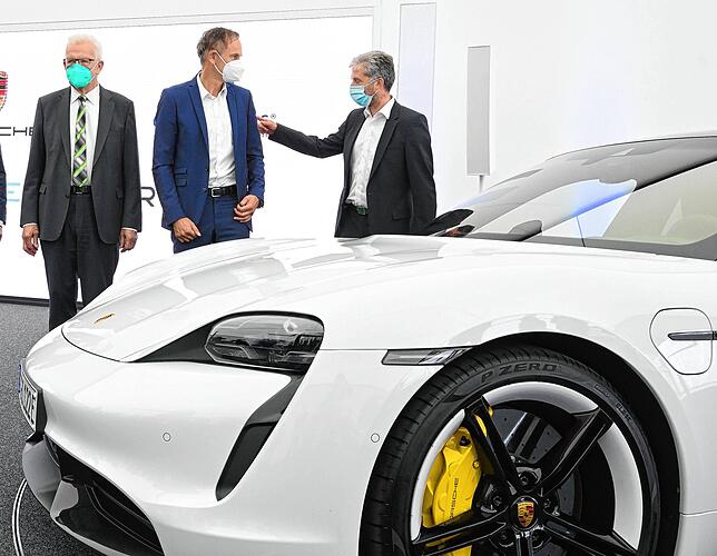 Winfried Kretschmann (links, Ministerpräsident von Baden-Württemberg, Oliver Blume (Mitte), Vorstandsvorsitzender der Porsche AG und ...