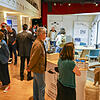 Besucher der Messe Haus/Bau/Energie in Radolfzell an einem der Informationsstände.