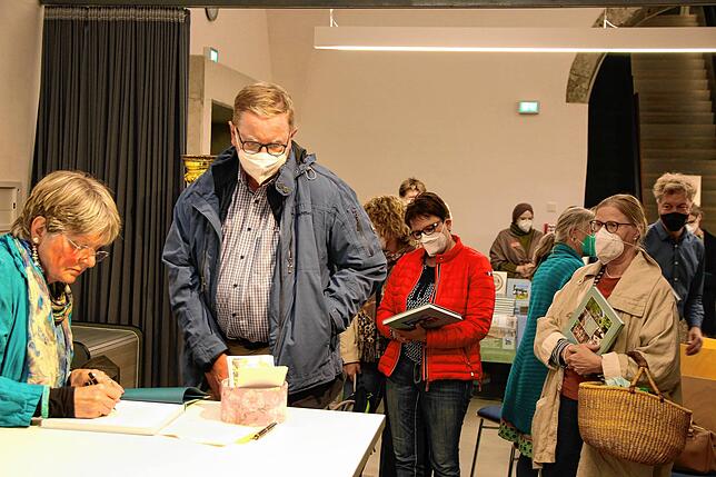 Nach der Vorstellung ihres Buches „Das Haus von Mia und Hermann Hesse“ in der Stadtbibliothek signiert die Autorin Eva ...
