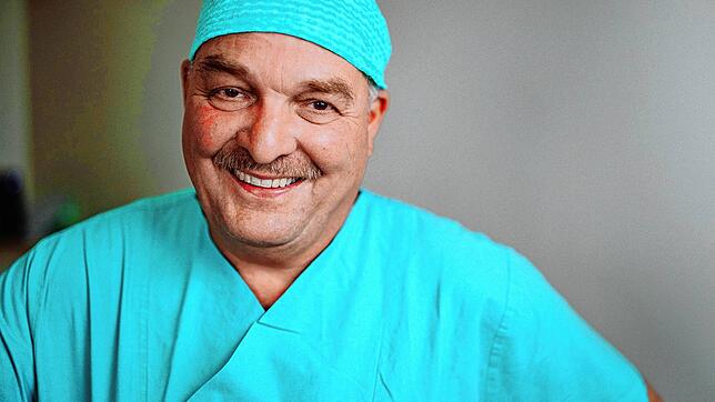 Krankenpfleger Patrick Deck geht nach 45 Jahren in den Ruhestand. Schon seine Ausbildung machte er im städtischen Krankenhaus.