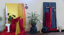 Jesus vor Pilatus (links) und die Kreuzigung sind zwei der zehn Darstellungen im Ostergarten in der Pfarrkirche. Foto: Baumeister