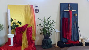 Jesus vor Pilatus (links) und die Kreuzigung sind zwei der zehn Darstellungen im Ostergarten in der Pfarrkirche. Foto: Baumeister