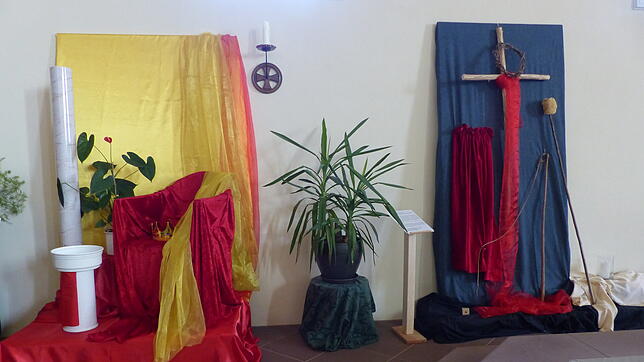 Jesus vor Pilatus (links) und die Kreuzigung sind zwei der zehn Darstellungen im Ostergarten in der Pfarrkirche. Foto: Baumeister