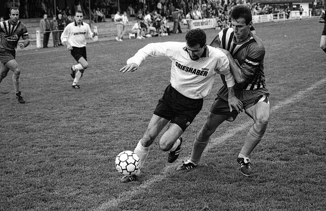 Letzter Einsatz: Beim 1:0-Sieg des SV 08 Laufenburg beim FC Teningen am 24. Okober 1994 spielte Fabio Ferrari (links, gegen Karl-Heinz ...