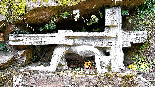 Der kreuztragende Christus in der Felsvertiefung im Waldgebiet der Harpolinger Straße ist ein vor 50 Jahren geschaffenes Werk des ...