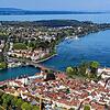 Blick von oben auf Konstanz mit dem Seerhein, der Alten Rheinbrücke und dem Konstanzer Trichter rechts.