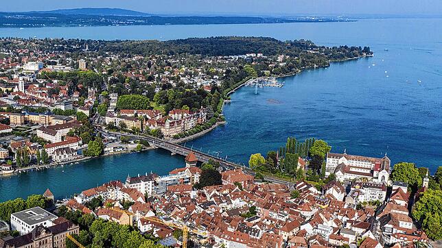 Blick von oben auf Konstanz mit dem Seerhein, der Alten Rheinbrücke und dem Konstanzer Trichter rechts.