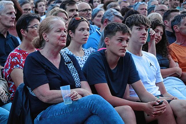 Bild 15: James Blunt begeistert Fans im Salemer Schlosspark