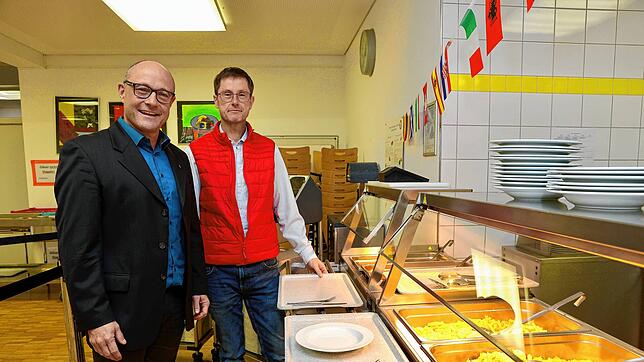Vor allem am Humboldt-Gymnasium gibt es Kritik an der Neuausrichtung des Mensa-Essens. Schulleiter Thomas Armbruster (rechts) sagte ...
