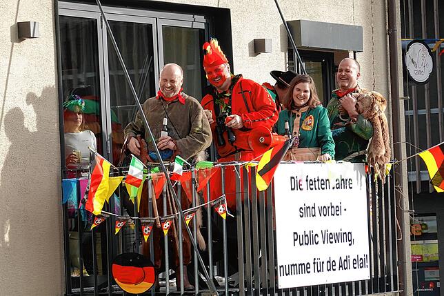Die Murger Narren setzen am Ersten Faißen den Bürgermeister ab. Unser Bild zeigt Adrian Schmidle im roten Kostüm zusammen mit Narren bei ...