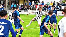 Drittes Saisontor: Etienne Leisinger (Mitte) besorgt nach einer Ecke das 2:0 für den FC Wittlingen beim 3:1 gegen den VfB Waldshut. ...