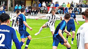 Drittes Saisontor: Etienne Leisinger (Mitte) besorgt nach einer Ecke das 2:0 für den FC Wittlingen beim 3:1 gegen den VfB Waldshut. ...