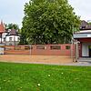 Das Volleyballfeld soll gedreht werden. Daneben sollen die neuen Sanitäranlagen Platz finden. Zudem sind Strandbadhütten in einfacher ...