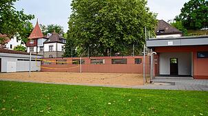 Das Volleyballfeld soll gedreht werden. Daneben sollen die neuen Sanitäranlagen Platz finden. Zudem sind Strandbadhütten in einfacher ...
