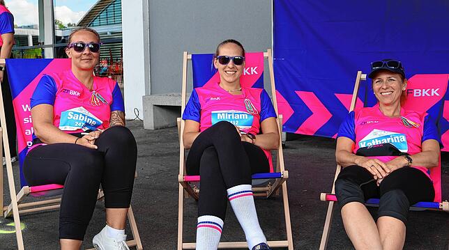 Sabine Schmidtke, Miriam Braun und Katharina Reger (von links) relaxen vor dem Firmenlauf am Stand ihres Arbeitgebers, der ...