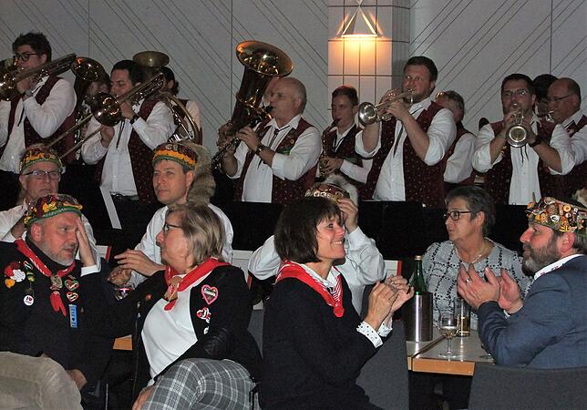 Bild 12: Die Weibsbilder der Narrizella Ratoldi eröffneten im Milchwerk mit 400 Gästen die Fasnacht-Saison
