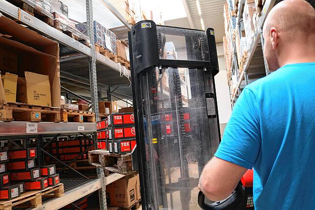 Planung, Lagerhaltung, Logistik und Versand: Geschäftsführer Leonard Diepenbrock setzte mit seiner 2013 gegründeten Körperpflege-Firma ...