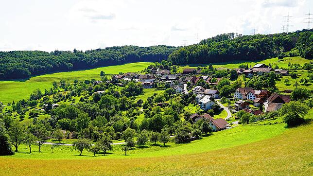 Gaiß ist im Quellgebiet des Liederbachs eingebettet und von Streuobstwiesen umgeben.