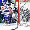 Mit seinem Treffer zum 3:0 stellte Tylor Spink (am Boden) die Weichen auf Sieg für die Wild Wings. Nach der Schlusssirene mochte sich ...