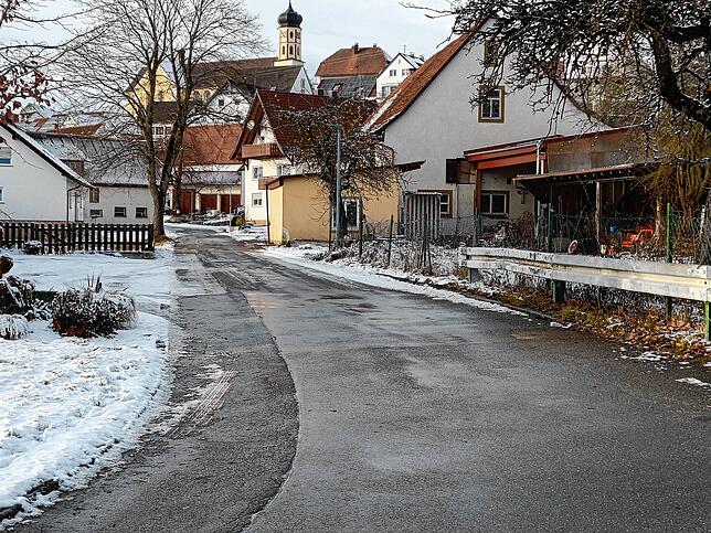 Dieser Kurverbereich sollte auf Wunsch des Gemeinderates etwas breiter ausgebaut werden. Im Gespräch ist auch eine Tempobegrenzung auf ...